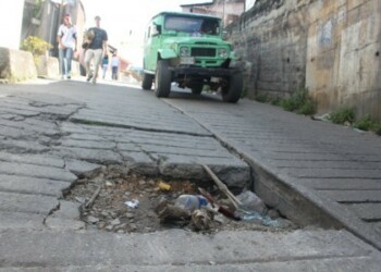 Conductores esquivan “cráteres” para evitar daños en sus unidades