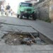 Conductores esquivan “cráteres” para evitar daños en sus unidades