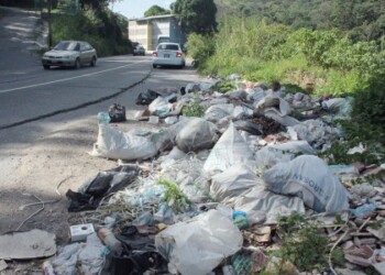 Desperdicios son dejados en un tramo no adecuado