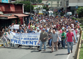 Educadores se mantienen firmes en las calles