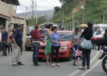 Cerca de 150 personas cerraron la vía para pedir la venta de comida en el sector Andrés Belloerca de 150 personas cerraron la vía para pedir la venta de comida en el sector Andrés Bello