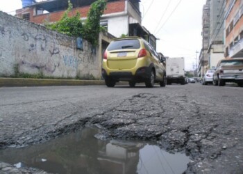 Huecos ocasionan desperfectos en los carros