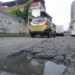 Huecos ocasionan desperfectos en los carros