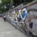 Graffitis se evidencian en las paredes de la localidad