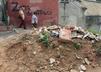 Montaña de escombros empaña la imagen de la comunidad