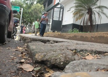 Esquinas de las aceras se hallan totalmente defectuosas