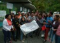 Alumnos protestaron con pancartas en la entrada del núcleo