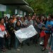 Alumnos protestaron con pancartas en la entrada del núcleo