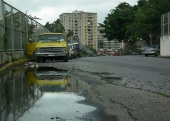Agua empozada está agrietando el pavimento