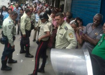 Funcionarios municipales custodiaron la entrada del negocio para impedir una violenta entrada de los enardecidos compradores