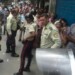Funcionarios municipales custodiaron la entrada del negocio para impedir una violenta entrada de los enardecidos compradores