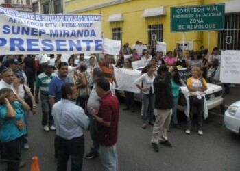 Educadores y Trabajadores se mantienen exigiendo sus pagos