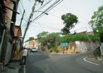 vecinos temen que el poste termine de caer