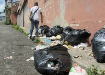 Cada vez más personas hurgan en la basura. ARCHIVO