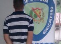 Fue esposado por acosador