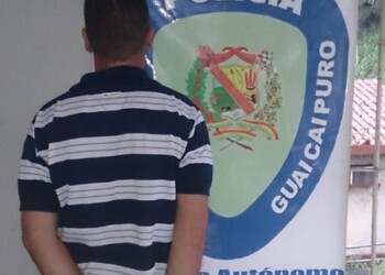 Fue esposado por acosador