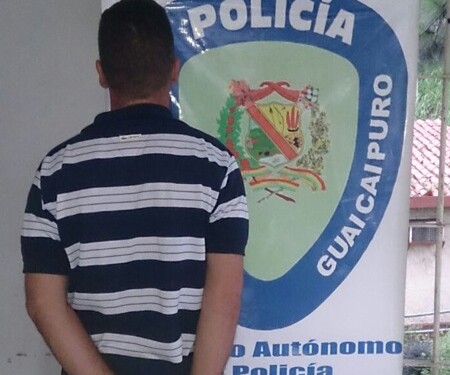 Fue esposado por acosador