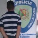 Fue esposado por acosador