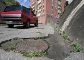 Vialidad presenta gran deterioro en toda la comunidad