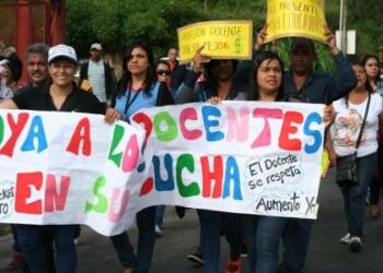 ‘‘¿Y dónde están los cestatickets que nos iban a pagar?, gritaban los docentes manifestantes