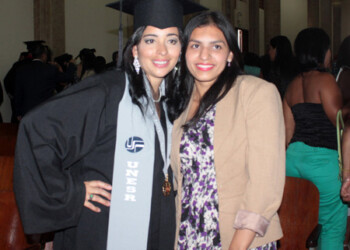 Graduando recorren tiendas en busca del vestido bueno, bonito y barato.