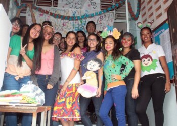 Liceístas vestidos de forma pintoresca demostraron sus juegos didácticos