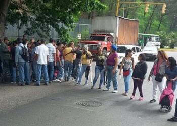La multitud de compradores se amotinó y trancó el paso de vehículos a la altura del matadero La Tropical para exigir la venta del producto