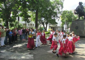 Integrantes de Los Arbacos danzaron en honor a San Juan Bautista