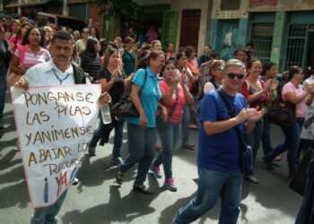 Educadores con pancartas y consignas se movilizaron por la ciudad