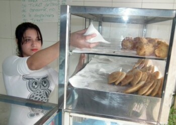 Clientes se dan cita diariamente para comerse su desayuno al lado de la plaza Guaicaipuro