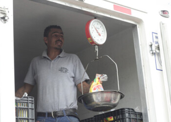 Vecinos pudieron comprar pollo, charcutería, verduras, frutas, queso, granos, café y cereales.