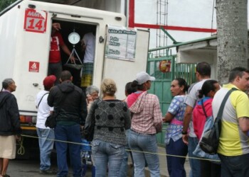 Familias realizaron cola desde temprana horas para poder comprar pollo regulado