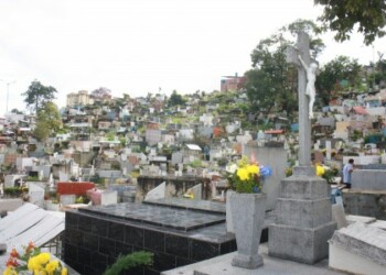 Visitantes han conseguido abiertas las tumbas de sus familiares