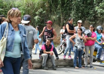 Con troncos los protestantes trancaron la avenida por dos horas