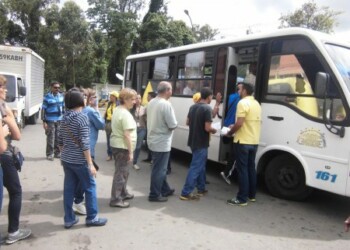 Autobuses movilizan a los sanantoñeros hasta Los Teques para que puedan validar