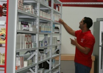 Los programas de ayuda se ven perjudicados por la escasez de medicinas. ARCHIVO