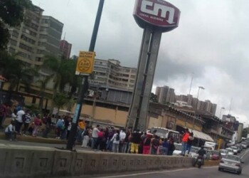 Trancaron por varios minutos la vía