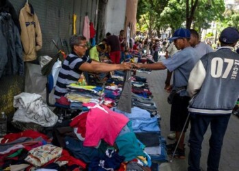 Los buhoneros ahora venden también artículos de vestir usados