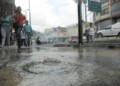 Peatones indignados por bote de agua en la Av. Independencia