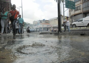 Peatones indignados por bote de agua en la Av. Independencia