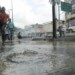 Peatones indignados por bote de agua en la Av. Independencia