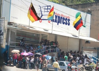 La cola reunió a más de 2 mil compradores