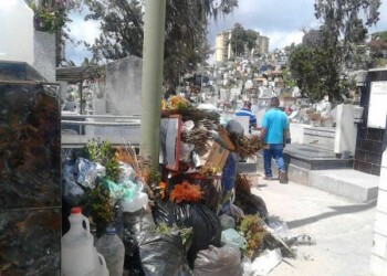 Basura y escombros encontraron en la entrada del cementerio municipal de Los Teques los deudos este domingo