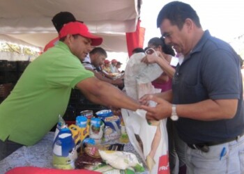 El costo de la bolsa fue de Bs, 5900 e incluía 20 rubros entre pasta, arroz, leche, diablitos, atún en lata, aceite y otros.