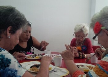 Los abuelos reciben a diario desayuno, almuerzo y merienda de forma gratuita