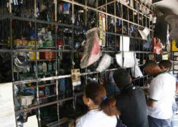 Entre las piezas que más solicitan los motorizados están las luces, cilindros, aceite, cauchos, bombas, filtros, baterías, tanques, tapacadenas y manubrios.