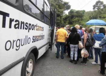 Se habilitaron autobuses para el traslado de las personas a la capital mirandina