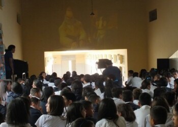 Decenas de niñas y niños participaron en la proyección de esta película