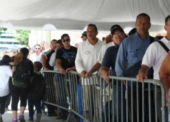 ) Este martes el tiempo de espera en la cola aumentó a dos horas