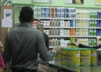 Usuarios y trabajadores trataron de mantener el orden durante la venta, hasta que se agotó la existencia del producto de primera necesidad en ese establecimiento